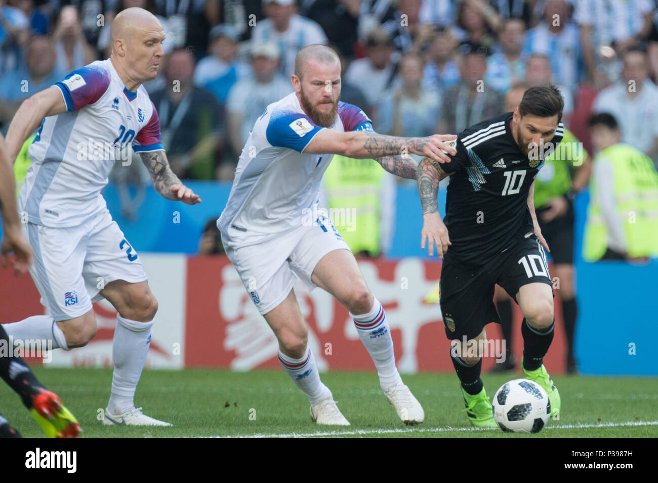 Moscow, Russland. 16th June, 2018. Aron GUNNARSSON (mi., ISL) versus Lionel MESSI (right, ARG), Emil HALLFREDSSON (ISL) comes to the rescue, action, fight for the ball, Argentina (ARG) - Iceland (ISL) 1: 1, preliminary round, group D, game 7, on 16.06.2018 in Moscow; Football World Cup 2018 in Russia from 14.06. - 15.07.2018. | usage worldwide Credit: dpa/Alamy Live News Stock Photo