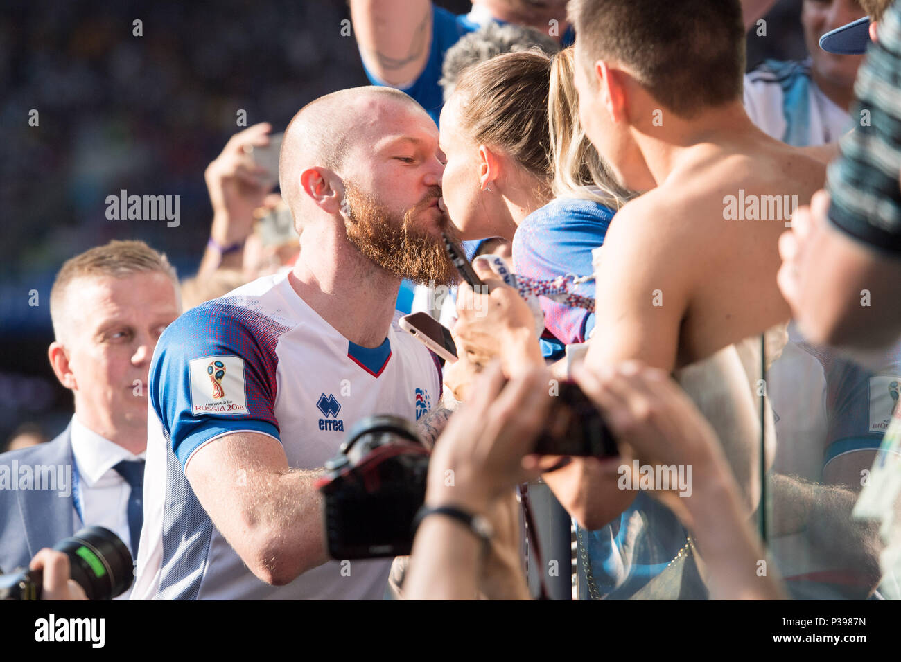 Moscow, Russland. 16th June, 2018. Aron GUNNARSSON (ISL) walks after the play to his girlfriend at the Tribuene, Tribssne, spectators, fans, half figure, half figure, partner, kiss, kssssend, kissing, Argentina (ARG) - Iceland (ISL) 1: 1, preliminary round, Group D, Game 7, on 16.06.2018 in Moscow; Football World Cup 2018 in Russia from 14.06. - 15.07.2018. | usage worldwide Credit: dpa/Alamy Live News Stock Photo