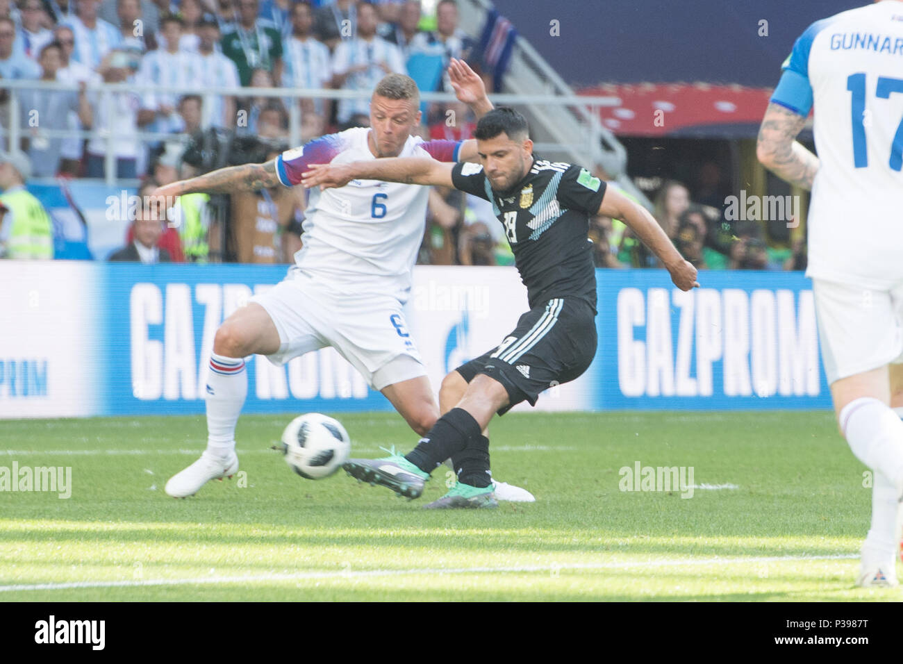 Moscow, Russland. 16th June, 2018. Sergio AGUERO (right, ARG) shoots the goal to make it 1-0 for Argentina, Action, Argentina (ARG) - Iceland (ISL) 1: 1, Preliminary Round, Group D, Game 7, on 16.06. 2018 in Moscow; Football World Cup 2018 in Russia from 14.06. - 15.07.2018. | usage worldwide Credit: dpa/Alamy Live News Stock Photo