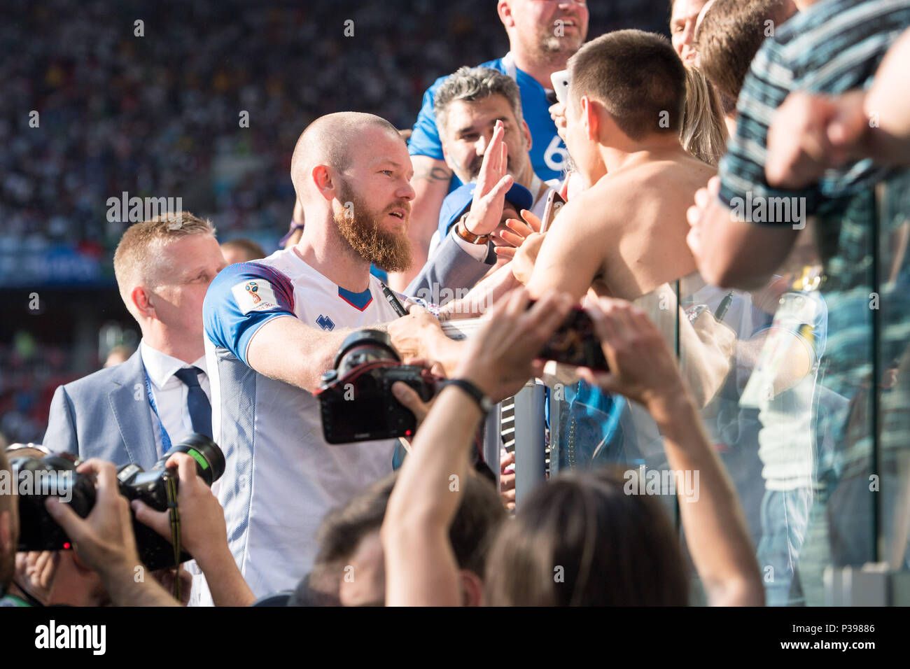 Moscow, Russland. 16th June, 2018. Aron GUNNARSSON (ISL) walks after the play to his girlfriend at Tribuene, Tribssne, spectators, fans, half figure, half figure, partner, Argentina (ARG) - Iceland (ISL) 1: 1, preliminary round, group D, game 7, on 16.06.2018 in Moscow; Football World Cup 2018 in Russia from 14.06. - 15.07.2018. | usage worldwide Credit: dpa/Alamy Live News Stock Photo