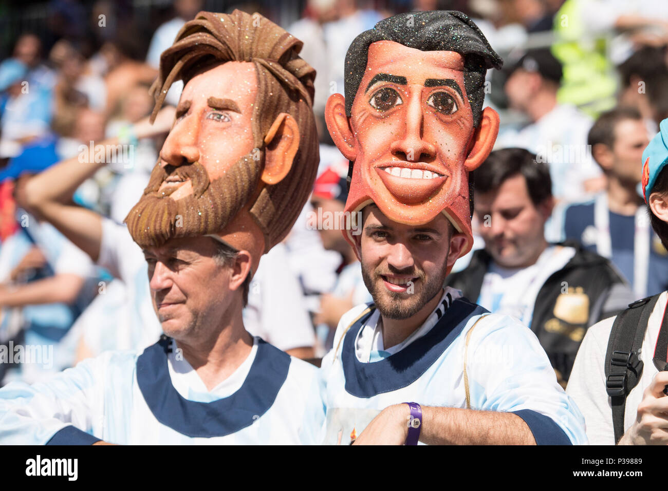 Moscow, Russland. 16th June, 2018. Argentine fans with funny disguise, fan,  fans, spectators, supporters, supporters, half figure, half figure,  Argentina (ARG) - Iceland (ISL) 1: 1, preliminary round, group D, game 7,