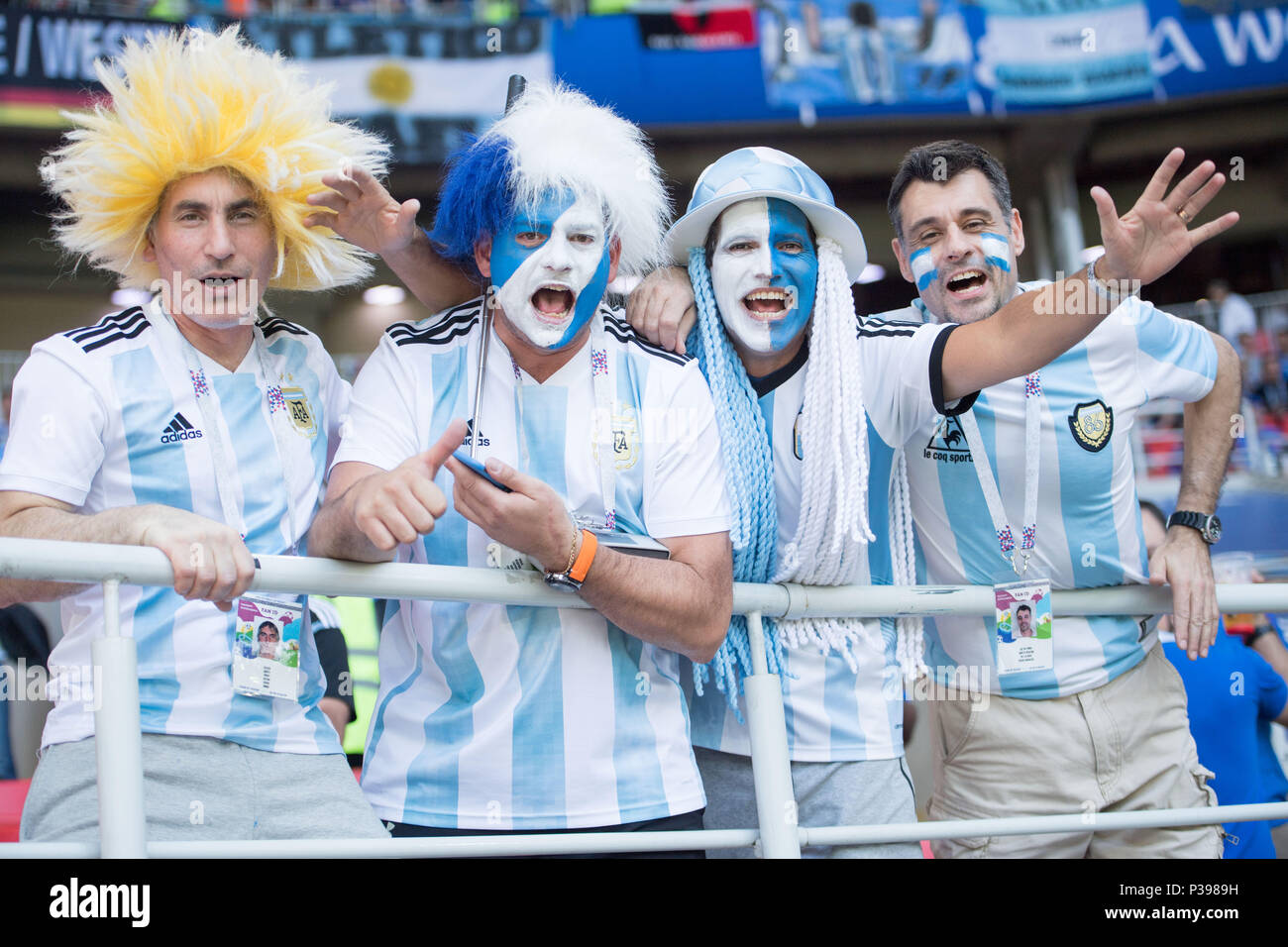 Moscow, Russland. 16th June, 2018. Argentinian fans with face painting, bust, fan, fans, spectators, supporters, supporter, half figure, half figure, landscape, jubilation, cheering, cheering, joy, cheers, celebrate, Argentina (ARG) - Iceland (ISL) 1: 1, preliminary round, Group D, Game 7, on 16.06.2018 in Moscow; Football World Cup 2018 in Russia from 14.06. - 15.07.2018. | usage worldwide Credit: dpa/Alamy Live News Stock Photo