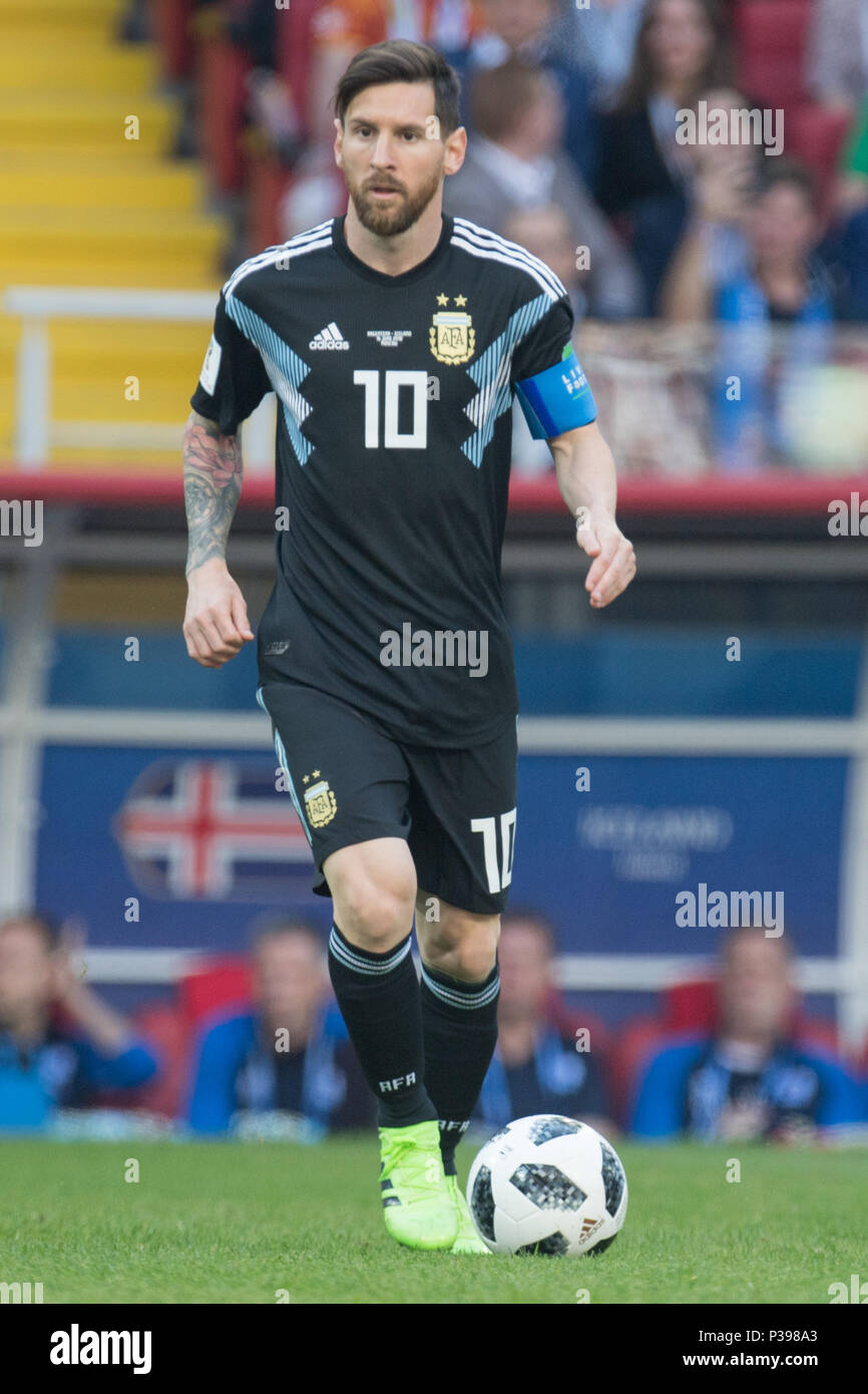 Moscow, Russland. 16th June, 2018. Lionel MESSI (ARG) with Ball, single  action with ball, action, full figure, portrait, Argentina (ARG) - Iceland  (ISL) 1: 1, preliminary round, group D, match 7, on