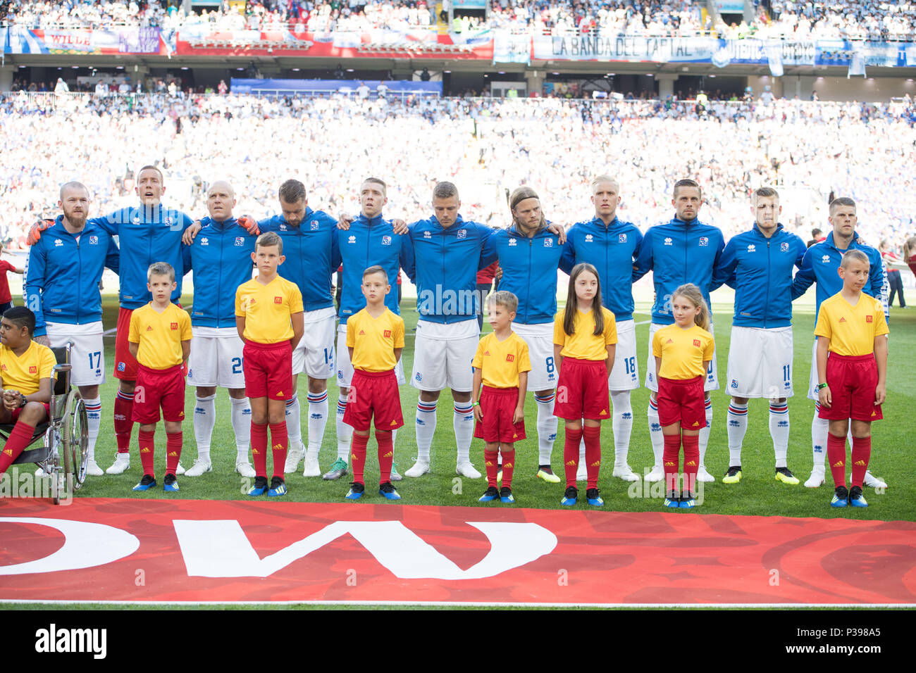 Moscow, Russland. 16th June, 2018. The Icelandic team during the national anthem, full figure, landscape, line up, Argentina (ARG) - Iceland (ISL) 1: 1, preliminary round, group D, game 7, on 16.06.2018 in Moscow; Football World Cup 2018 in Russia from 14.06. - 15.07.2018. | usage worldwide Credit: dpa/Alamy Live News Stock Photo