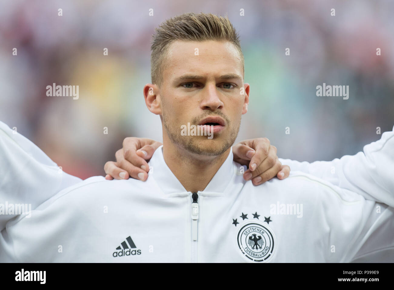 Moscow, Russland. 17th June, 2018. Joshua KIMMICH (GER) during the national anthem, singing, singing, BREAK image, Germany (GER) - Mexico (MEX) 0: 1, preliminary round, group F, game 11, on 17.06.2018 in Moscow; Football World Cup 2018 in Russia from 14.06. - 15.07.2018. | usage worldwide Credit: dpa/Alamy Live News Stock Photo