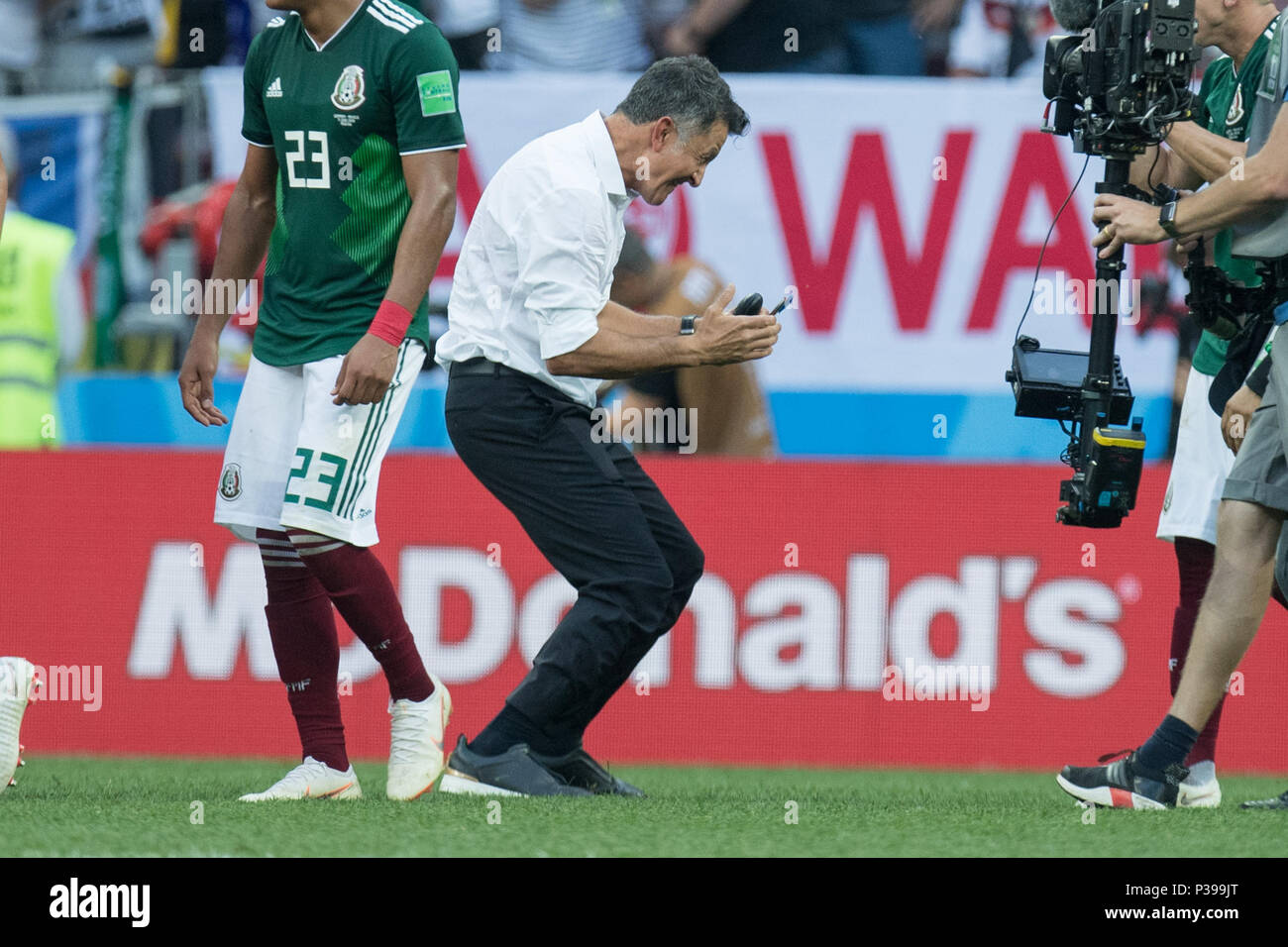 Juan Carlos OSORIO (coach, MEX) celebrates victory, jubilation, cheering, cheering, joy, cheers, celebrate, final jubilation, full figure, dancing, dancing, Germany (GER) - Mexico (MEX) 0: 1, preliminary round, Group F, Game 11, on June 17, 1818 in Moscow; Football World Cup 2018 in Russia from 14.06. - 15.07.2018. | usage worldwide Stock Photo