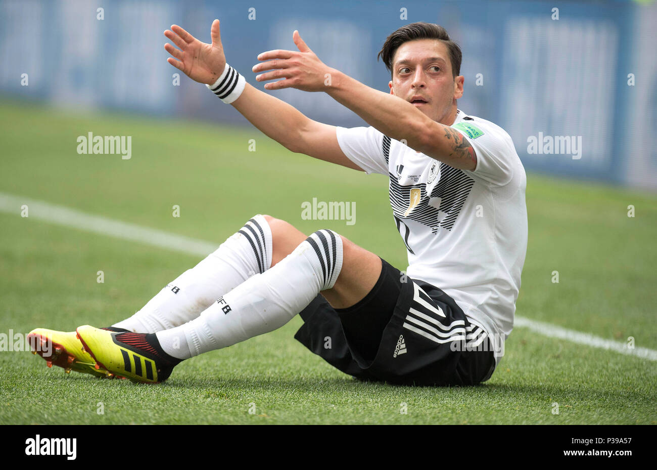 Mesut Özil Urges FIFA to Lift Sanctions Against Russian Football Mesut Özil Urges FIFA to Lift Sanctions Against Russian Football
