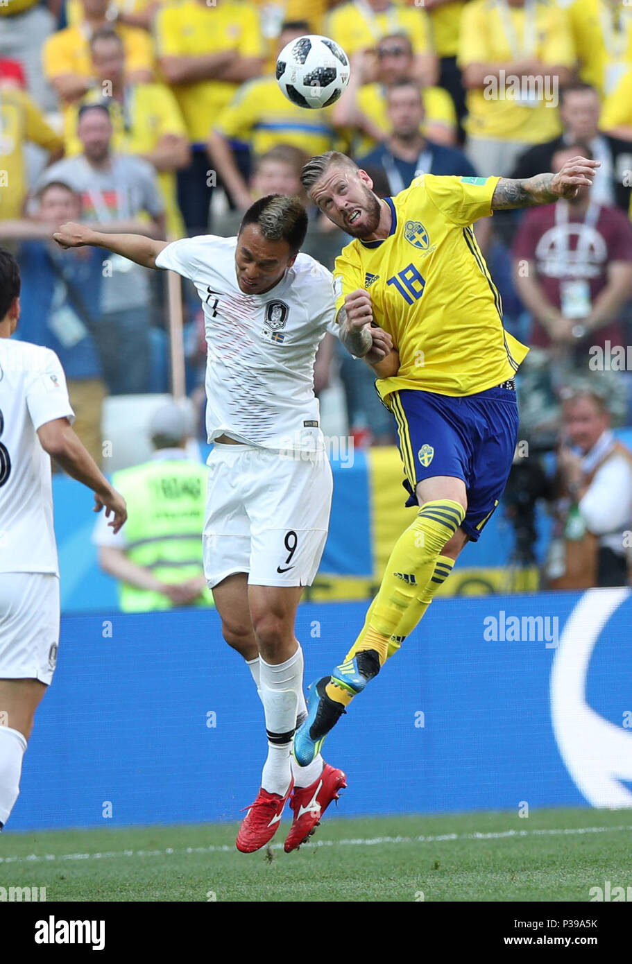 Nizhny Novgorod, Russia. 18th June, 2018. Pontus Jansson (R) of Sweden vies with Kim Shinwook of South Korea during a group F match between Sweden and South Korea at the 2018 FIFA World Cup in Nizhny Novgorod, Russia, June 18, 2018. Credit: Wu Zhuang/Xinhua/Alamy Live News Stock Photo