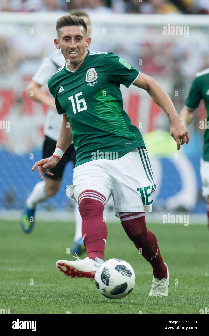 Moscow, Russland. 17th June, 2018. Hector HERRERA (MEX) with Ball, single action with ball, action, full figure, portrait, Germany (GER) - Mexico (MEX) 0: 1, preliminary round, Group F, match 11, on 17.06.2018 in Moscow; Football World Cup 2018 in Russia from 14.06. - 15.07.2018. | usage worldwide Credit: dpa/Alamy Live News Stock Photo