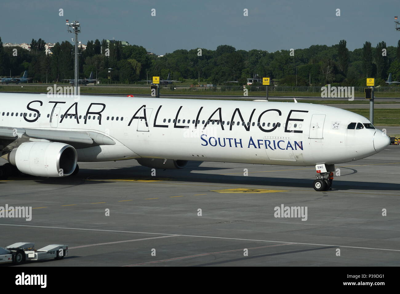 SOUTH AFRICAN AIRWAYS AIRBUS A340-600 IN STAR ALLIANCE LIVERY ...