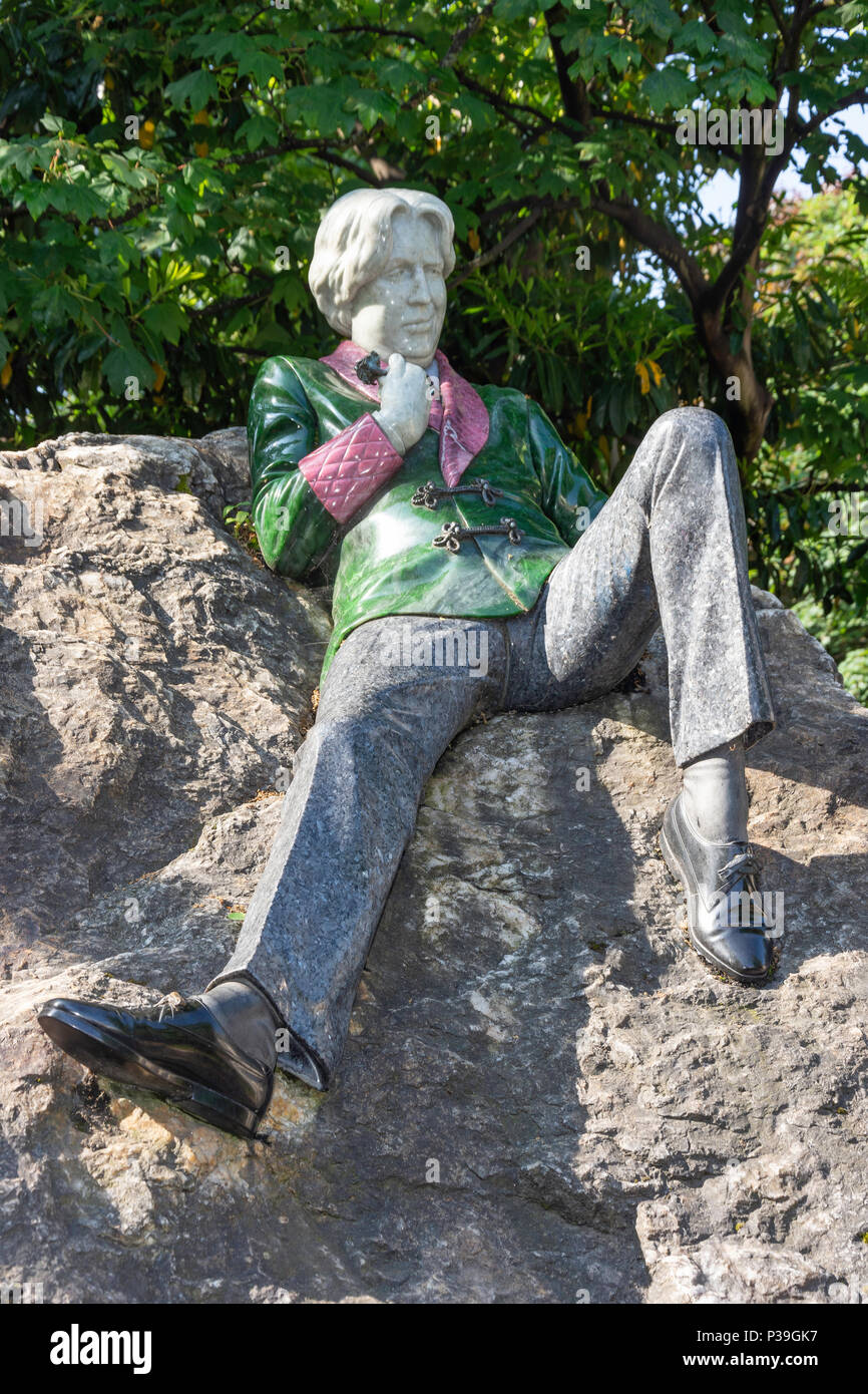 The Oscar Wilde Memorial Sculpture, Merrion Square Park, Dublin, Leinster Province, Republic of Ireland Stock Photo