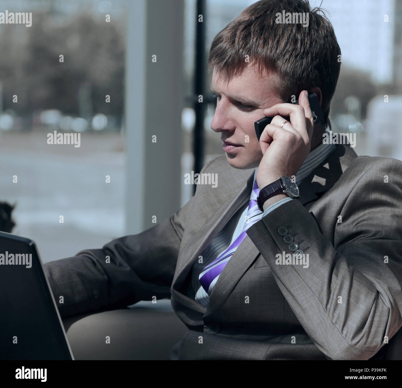 Happy office worker using mobilephone hi-res stock photography and ...