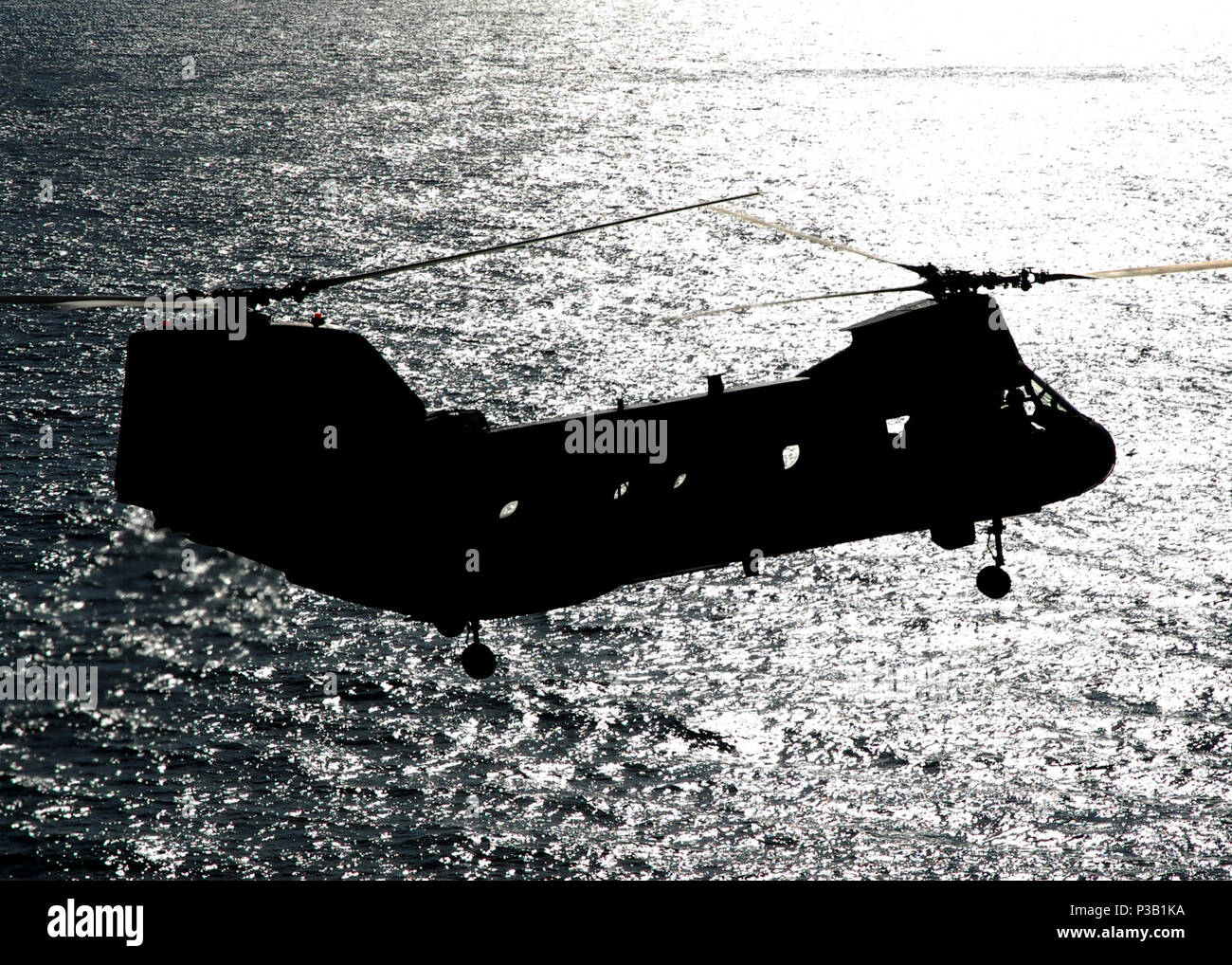 OCEAN (Nov. 3, 2008) A CH-53E Super Stallion helicopter approaches the amphibious assault ship USS Peleliu (LHA 5) during operations to disembark Marines after a scheduled six-month deployment. Peleliu is the flagship of the Peleliu Expeditionary Strike Group. Stock Photo