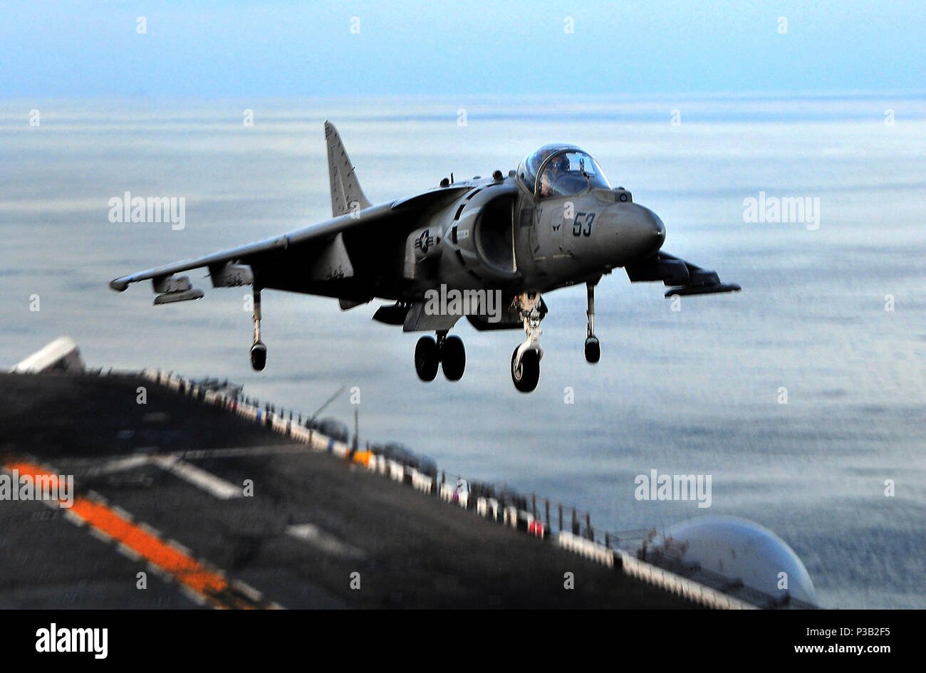 OCEAN (Dec. 5, 2008) An AV-8B Harrier II lands aboard the amphibious assault ship USS Boxer (LHD 4). Boxer is on a certification exercise supporting the 13th Marine Expeditionary Unit in preparation for an upcoming deployment. Stock Photo