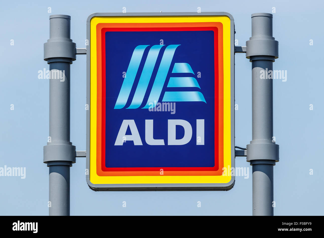 Logansport - Circa June 2018: Aldi Discount Supermarket. Aldi sells a range of grocery items, including produce, meat & dairy, at discount prices IV Stock Photo