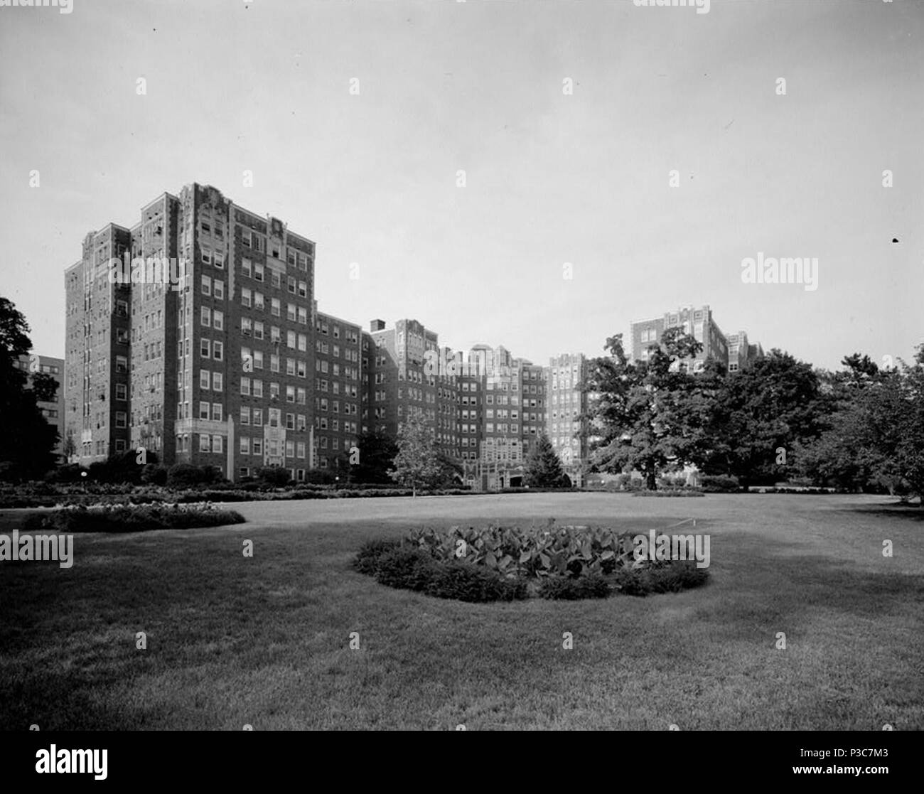 1. GENERAL VIEW LOOKING NORTHEAST The Broadmoor Apartment Building0