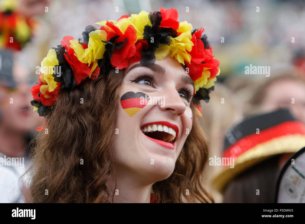 Frankfurt, Germany. 17th June, 2018. A woman wears a wreath in the