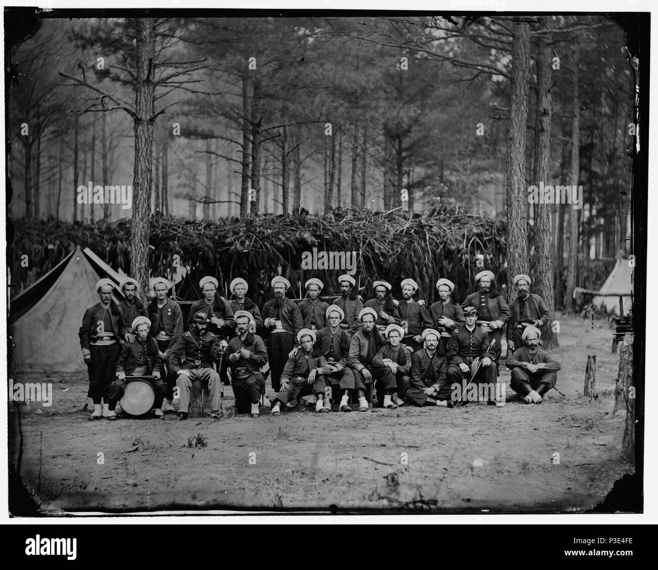 . [Petersburg, Va. Company H, 114th Pennsylvania Infantry (Zouaves)]. Photograph from the main eastern theater of war, the siege of Petersburg, June 1864-April 1865.. April 1864 2 Company h 114th pennsylvania 03688a Stock Photo