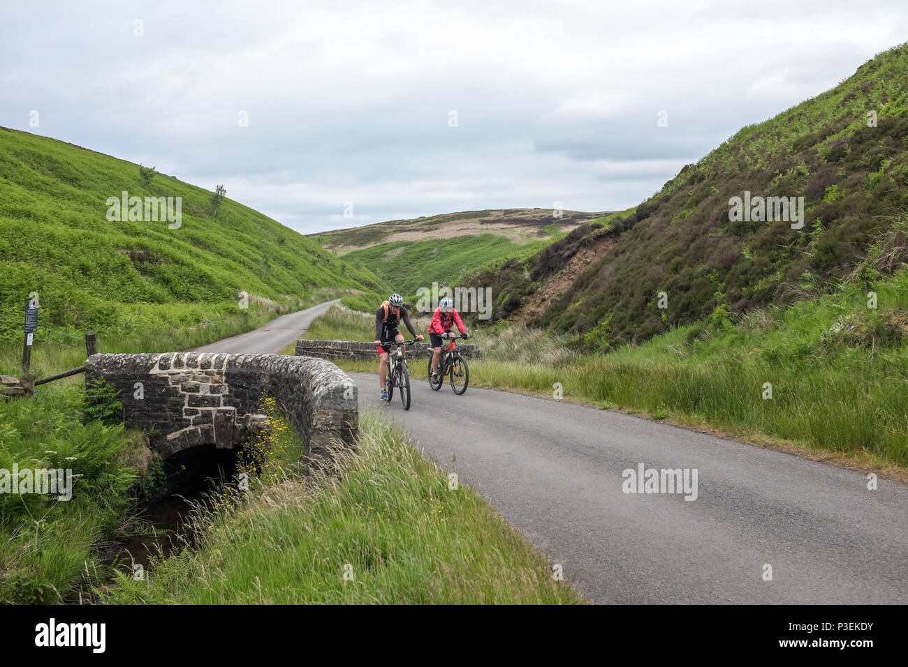 Cyclists in the Peak District National Park, GOYT VALLEY Stock Photo