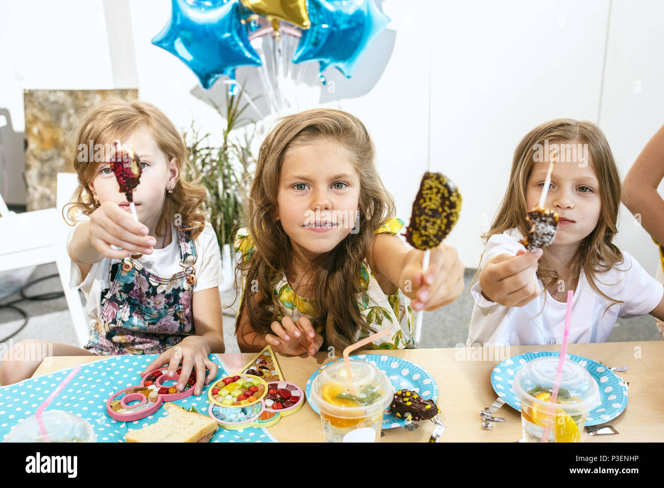 Child setting table hi-res stock photography and images - Alamy