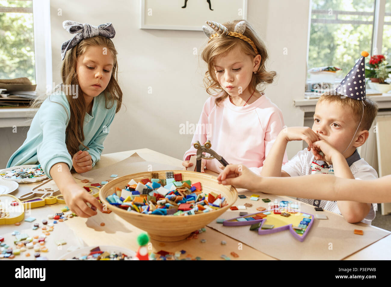 Child setting table hi-res stock photography and images - Alamy