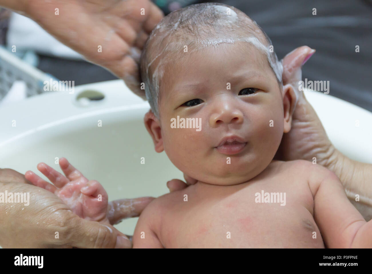 Asian cute new born baby wash hair with shampoo in white bathtub Stock ...