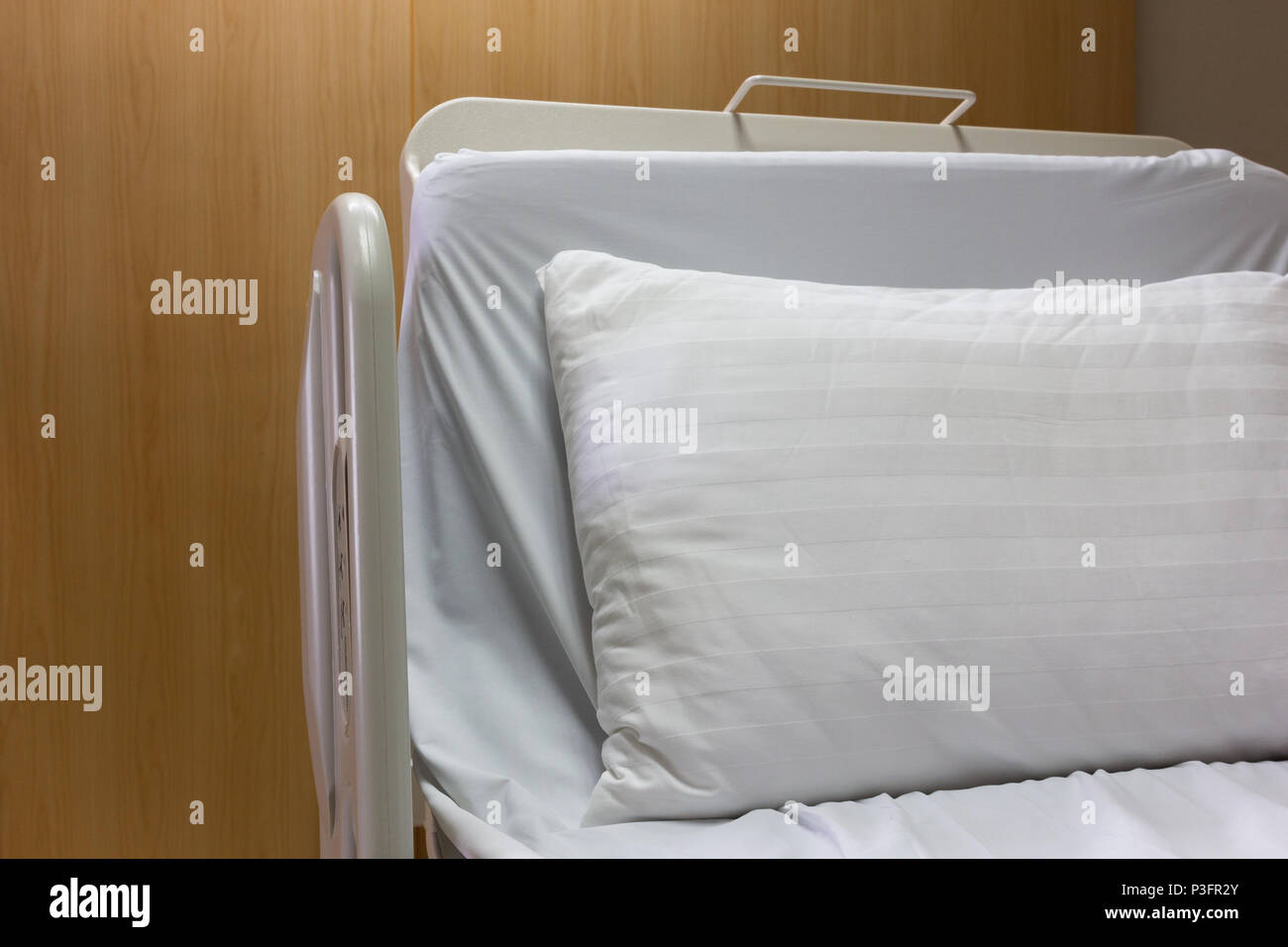 Empty luxury hospital bed hi-res stock photography and images - Alamy