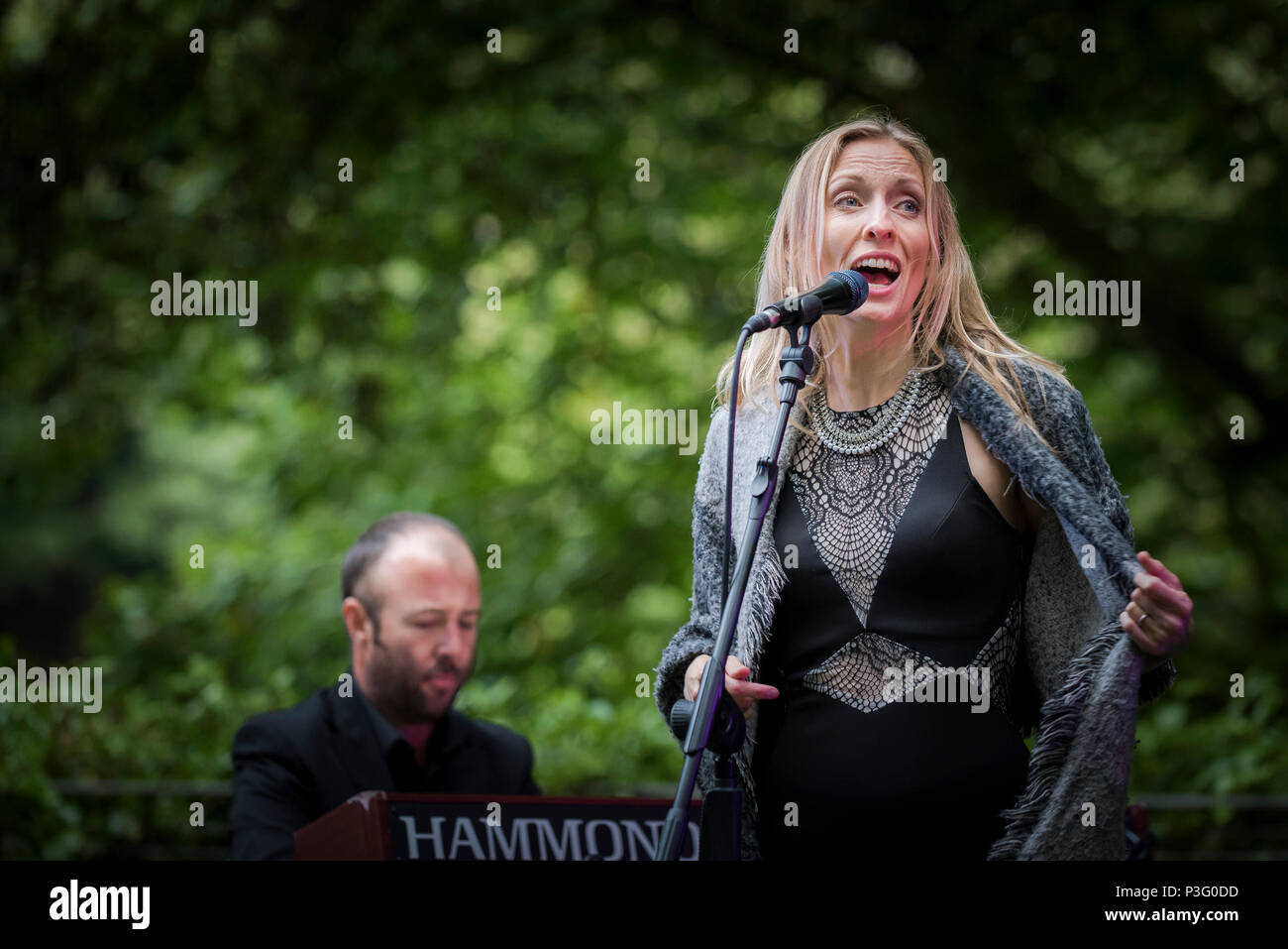 Janice Mitchelson vocalist with the The Grace Notes performing at Trebah Garden amphitheatre in Cornwall. Stock Photo