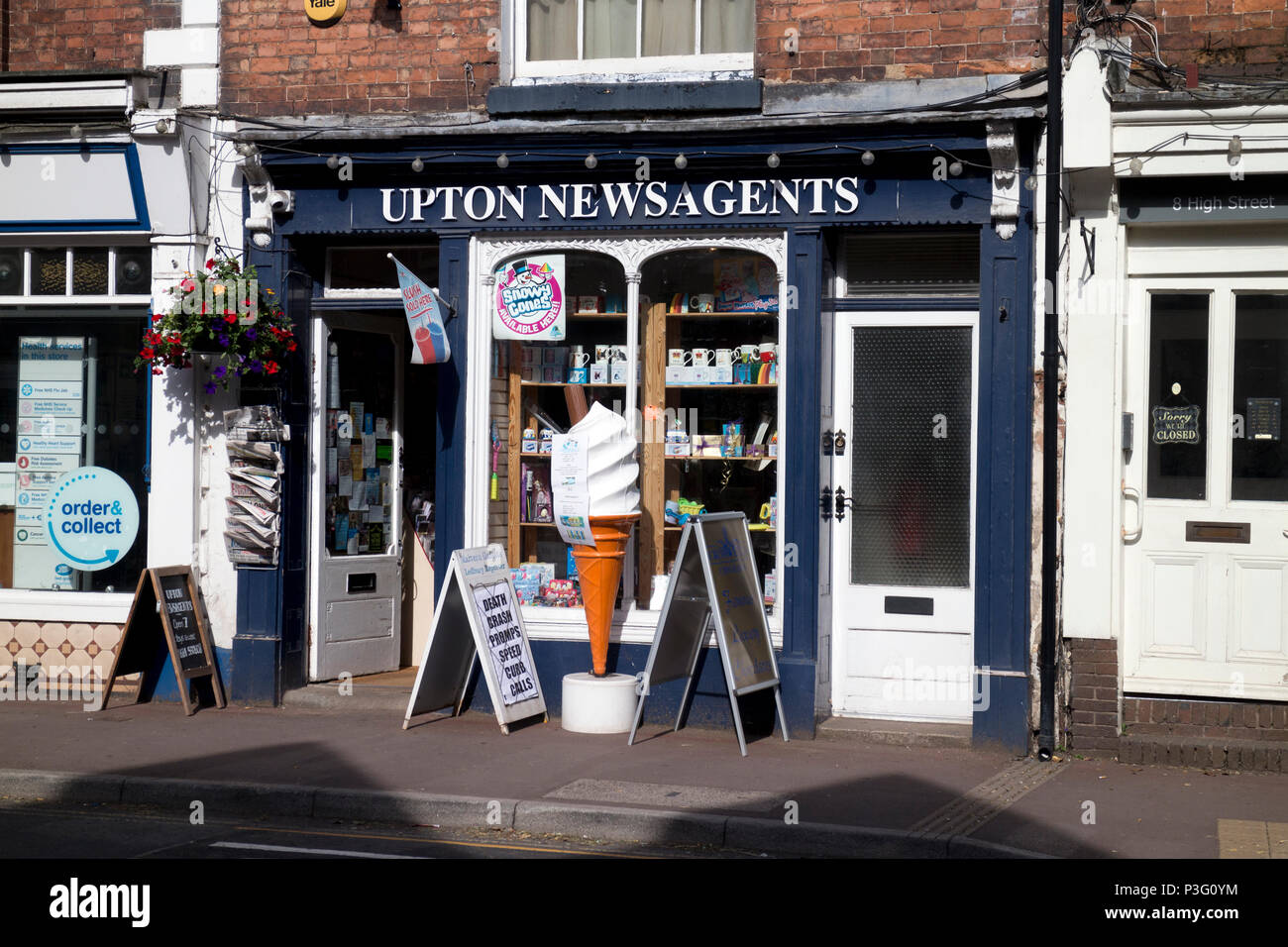Newsagents shop front uk hires stock photography and images Alamy