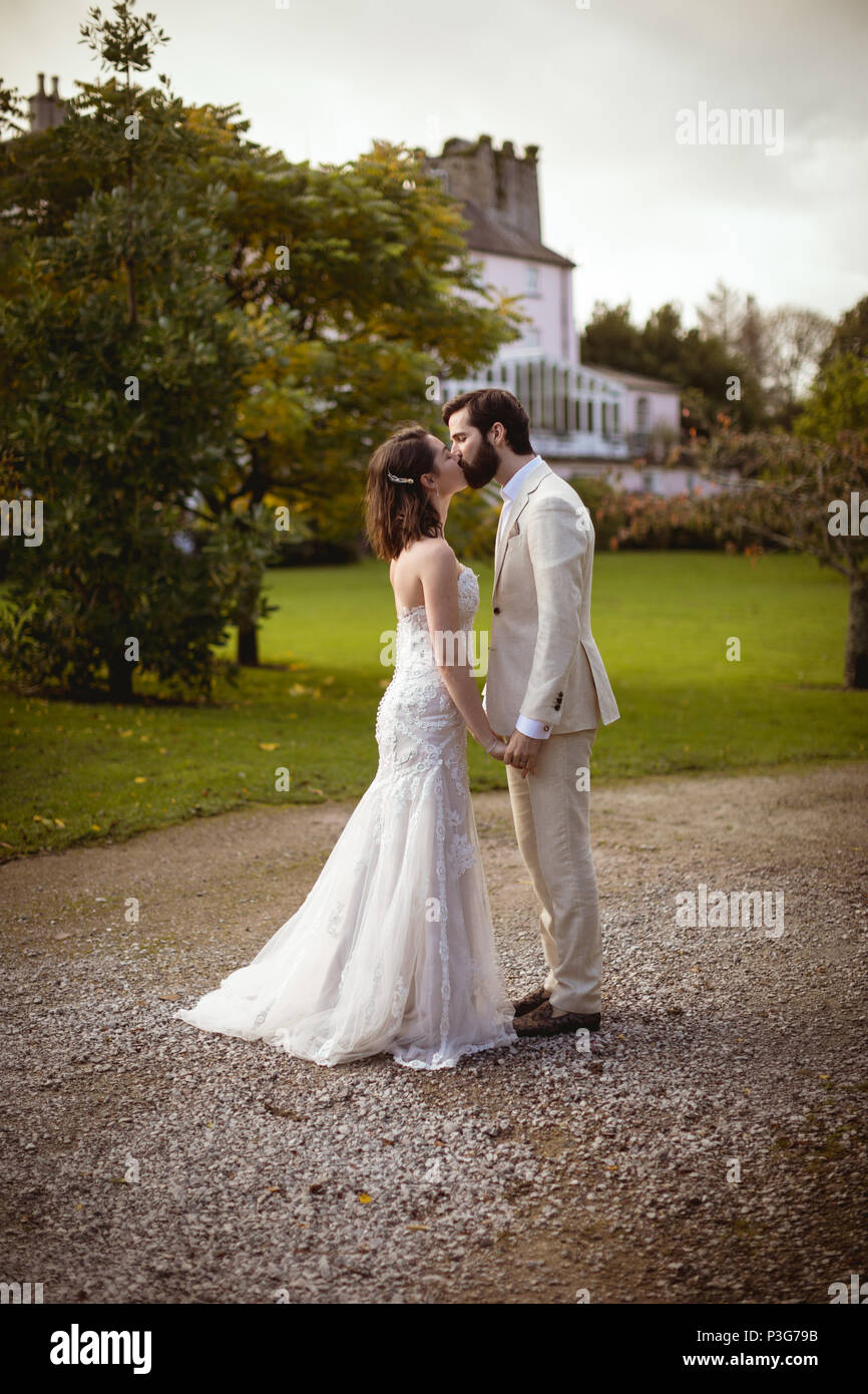 Bride and groom kissing hi-res stock photography and images - Alamy