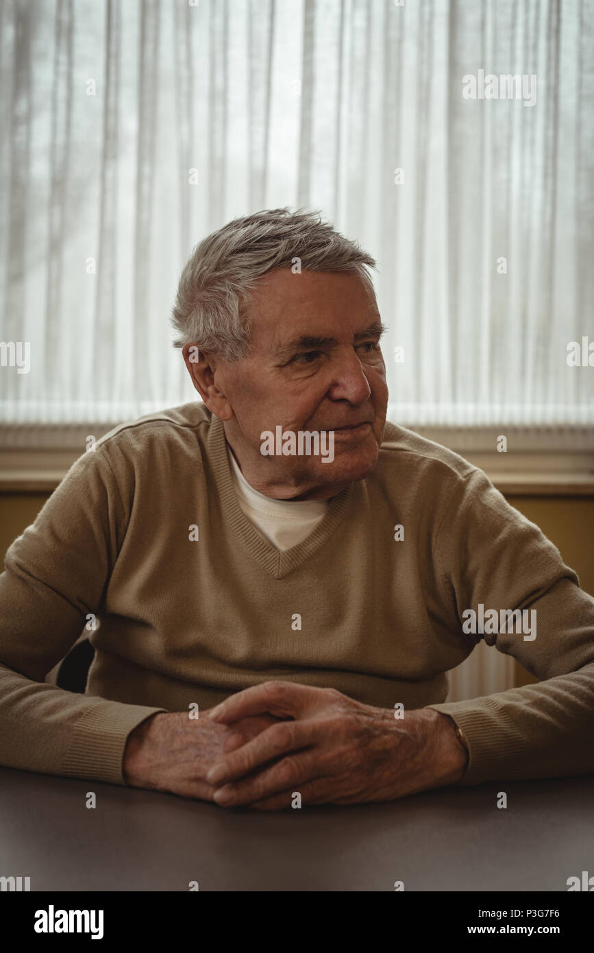 80 years old men sitting hi-res stock photography and images - Alamy