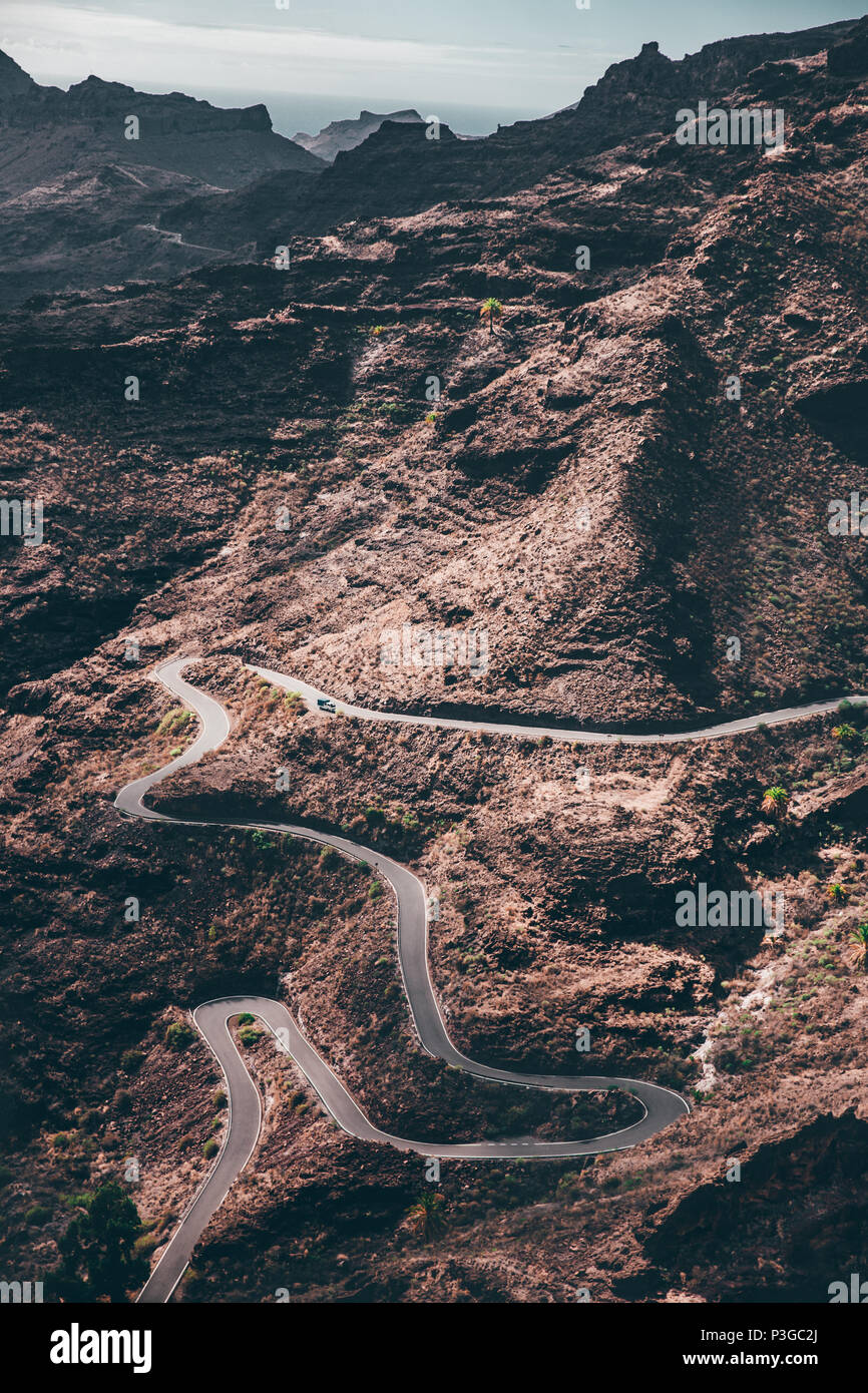 Kurven Strasse von Oben Serpentine winding Road über den wolken im ...