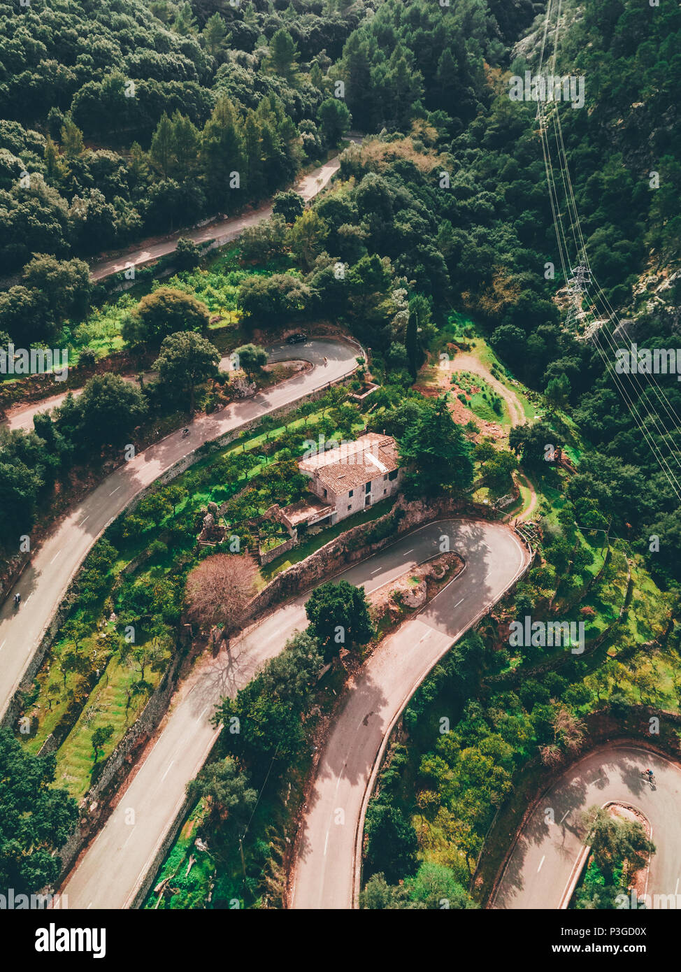 Kurven Strasse von Oben Serpentine winding Road über den wolken im ...