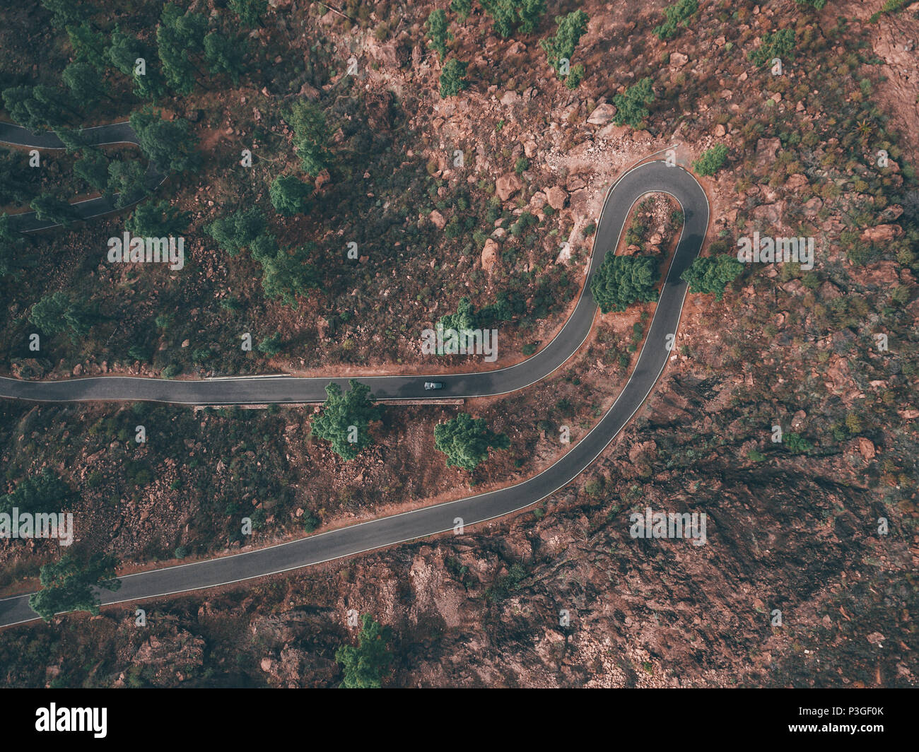 Kurven Strasse von Oben Serpentine winding Road über den wolken im ...