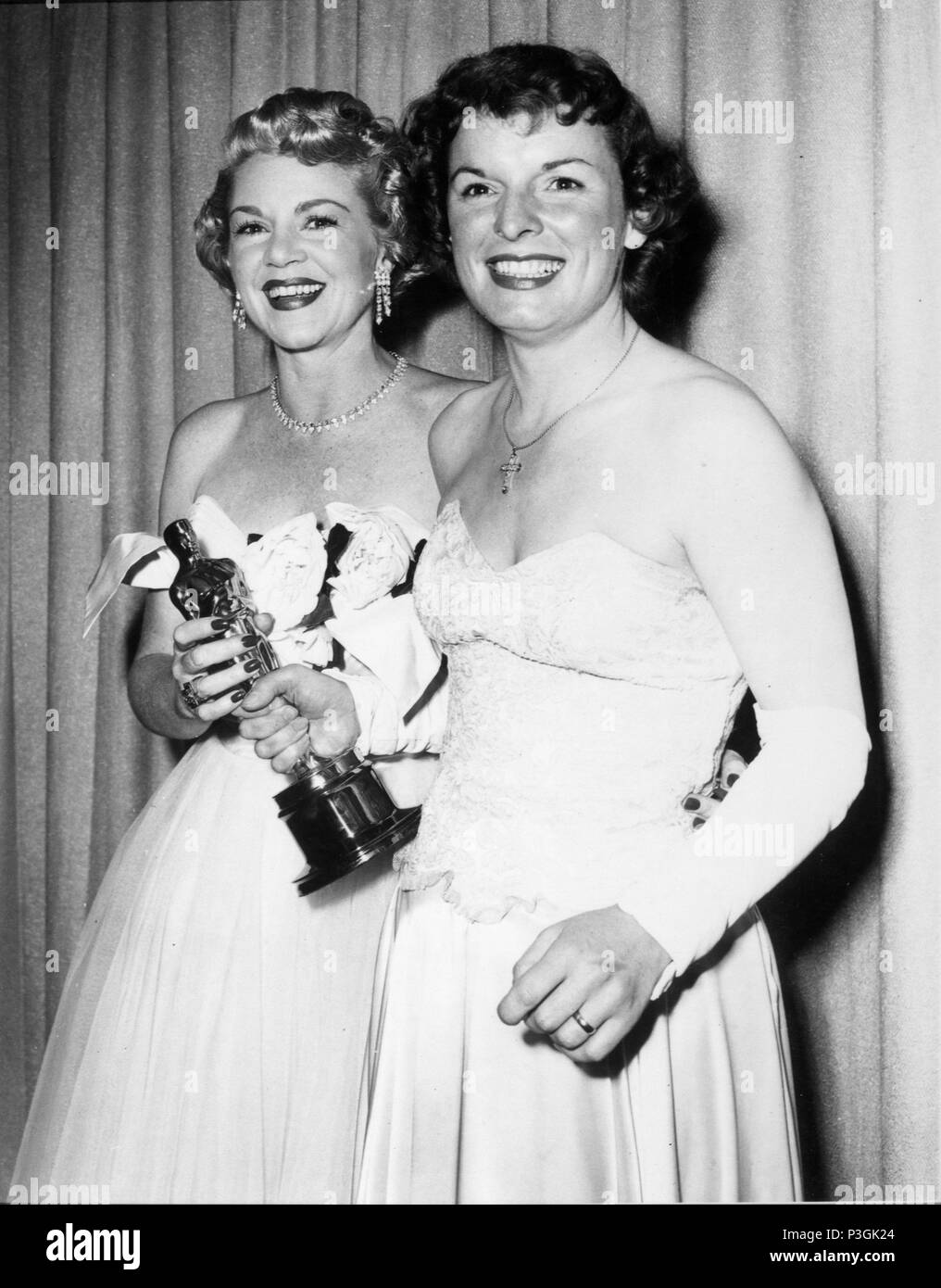 Description: Claire Trevor presenta a Mercedes McCambridge, durante la cerimónia de los Oscars..  Year: 1949.  Stars: MERCEDES MCCAMBRIDGE; CLAIRE TREVOR. Stock Photo