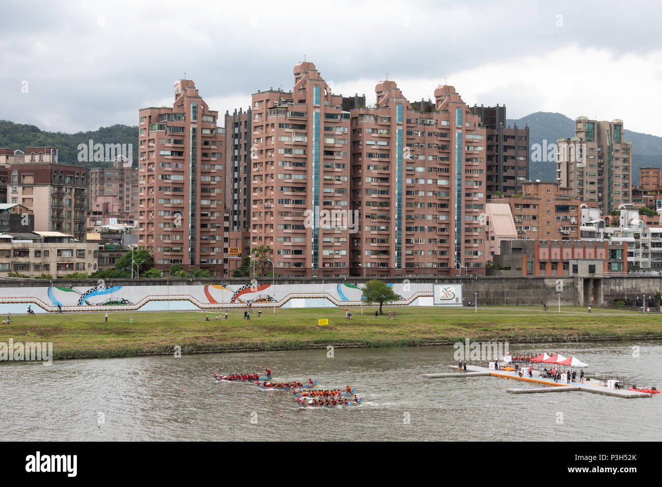 Taipei, Taiwan, 18 June: Dragon boats teams pass participate in the annual Dragon boat races on Keelung River marking Dragon Boat Festival, also known as Duanwu Festival, which falls on the fifth day of the fifth lunar month. Credit: Perry Svensson/Alamy Live News Stock Photo