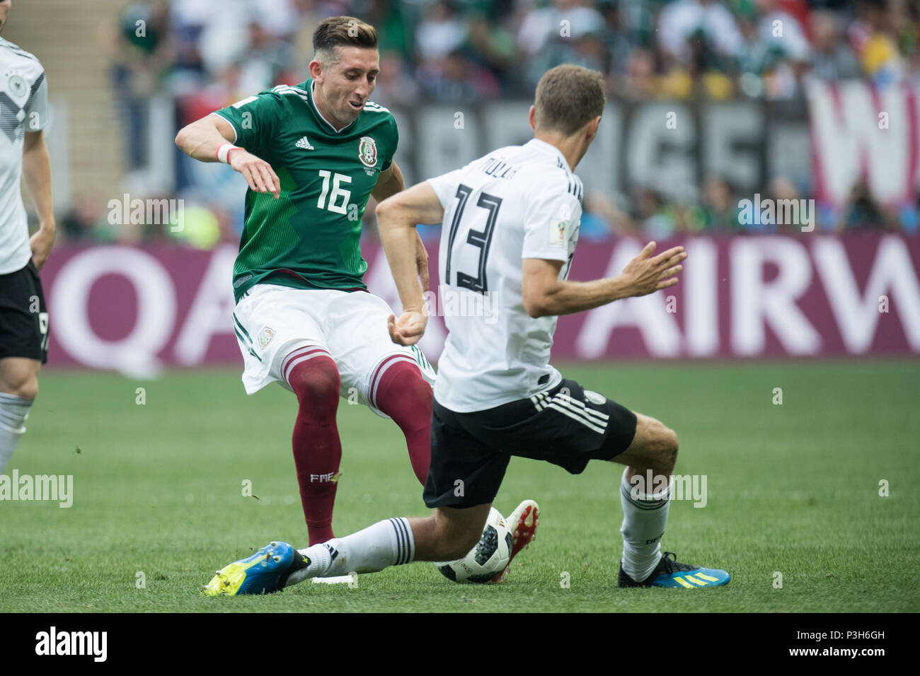 Moscow, Russland. 17th June, 2018. Hector HERRERA (left, MEX) versus Thomas MUELLER (Mssller, GER), action, duels, Germany (GER) - Mexico (MEX) 0: 1, preliminary round, group F, match 11, on 17.06.2018 in Moscow; Football World Cup 2018 in Russia from 14.06. - 15.07.2018. | usage worldwide Credit: dpa/Alamy Live News Stock Photo