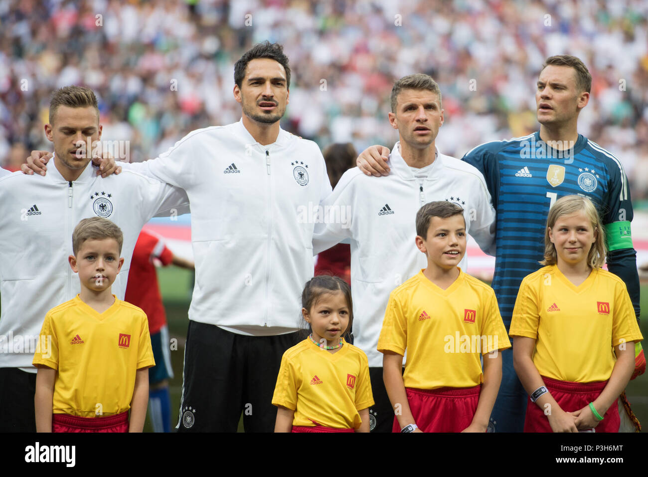 Moscow, Russland. 17th June, 2018. Fltr Joshua KIMMICH (GER), Mats HUMMELS (GER), Thomas MUELLER (Mssller, GER), goalkeeper Manuel NEUER (GER) during the national anthem, singing, singing, half figure, half figure, landscape, Germany (GER) - Mexico (MEX ) 0: 1, preliminary round, group F, game 11, on 17.06.2018 in Moscow; Football World Cup 2018 in Russia from 14.06. - 15.07.2018. | usage worldwide Credit: dpa/Alamy Live News Stock Photo