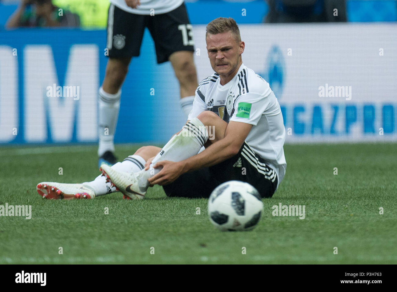 Moscow, Russland. 17th June, 2018. Toni KROOS (GER) sitting with pain on the lawn, injured, injury, whole figure, facial expressions, Germany (GER) - Mexico (MEX) 0: 1, preliminary round, group F, game 11, on 17.06.2018 in Moscow; Football World Cup 2018 in Russia from 14.06. - 15.07.2018. | usage worldwide Credit: dpa/Alamy Live News Stock Photo