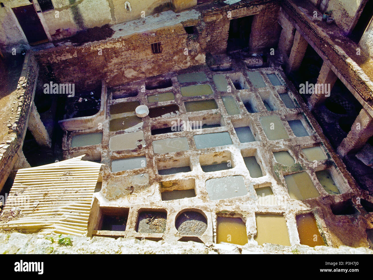 In the old town of Fes, visitors can take a look at the work in leather tanneries. For centuries, animal hides with bird dung stain and natural alkalis have been processed into finished leather in traditional way in pits in the ground and clay basins, analogue undated image from March 1985. Photo: Matthias Toedt/dpa-Zentralbild/ZB/Picture Alliance | usage worldwide Stock Photo