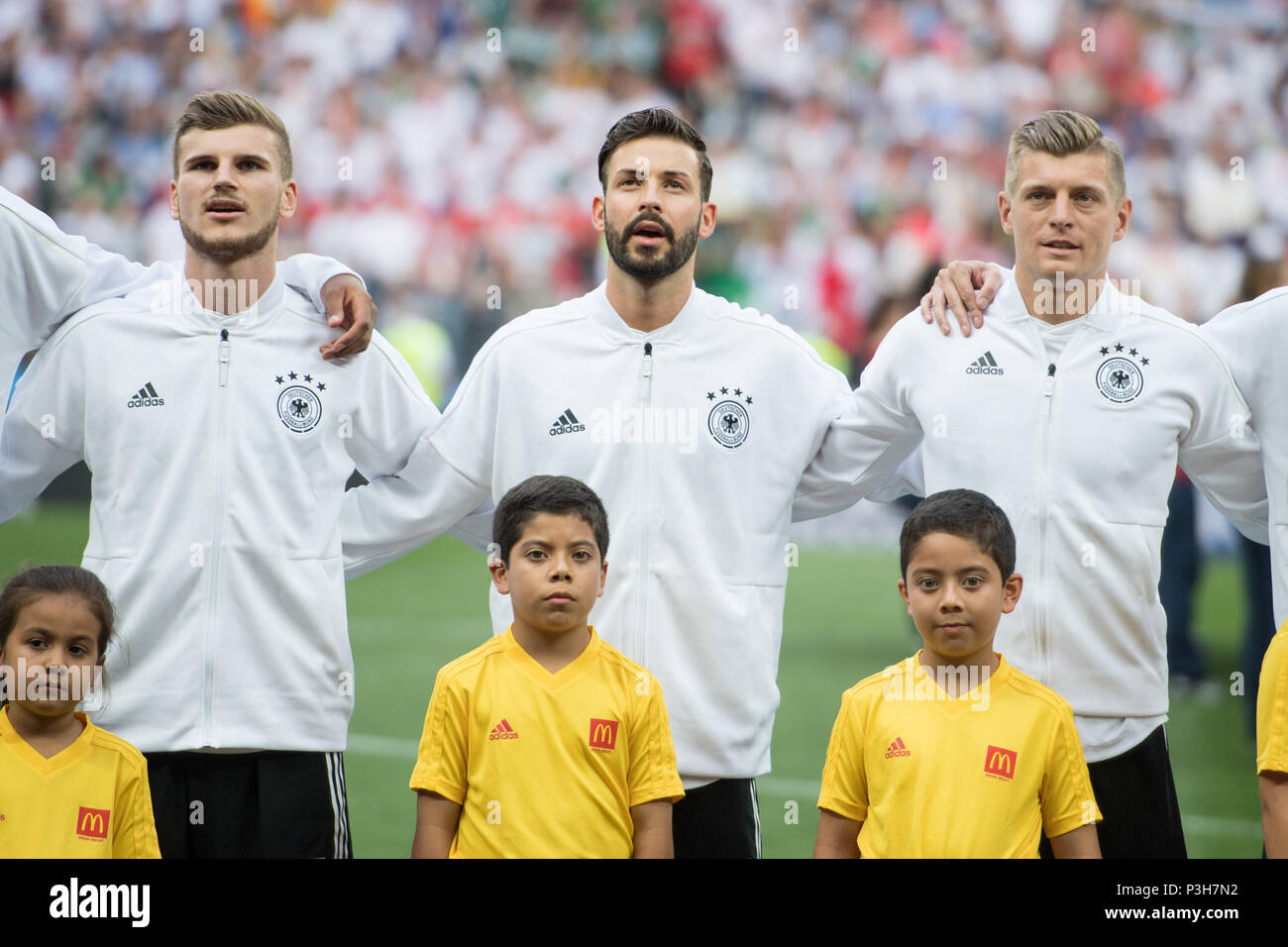 Timo WERNER (left, GER), Marvin PLATTENHARDT (mi., GER) and Toni KROOS (GER) during the national anthem, singing, singing, half figure, half figure, landscape, Germany (GER) - Mexico (MEX) 0: 1, Preliminary Round, Group F, Game 11, on 17.06.2018 in Moscow; Football World Cup 2018 in Russia from 14.06. - 15.07.2018. | usage worldwide Stock Photo