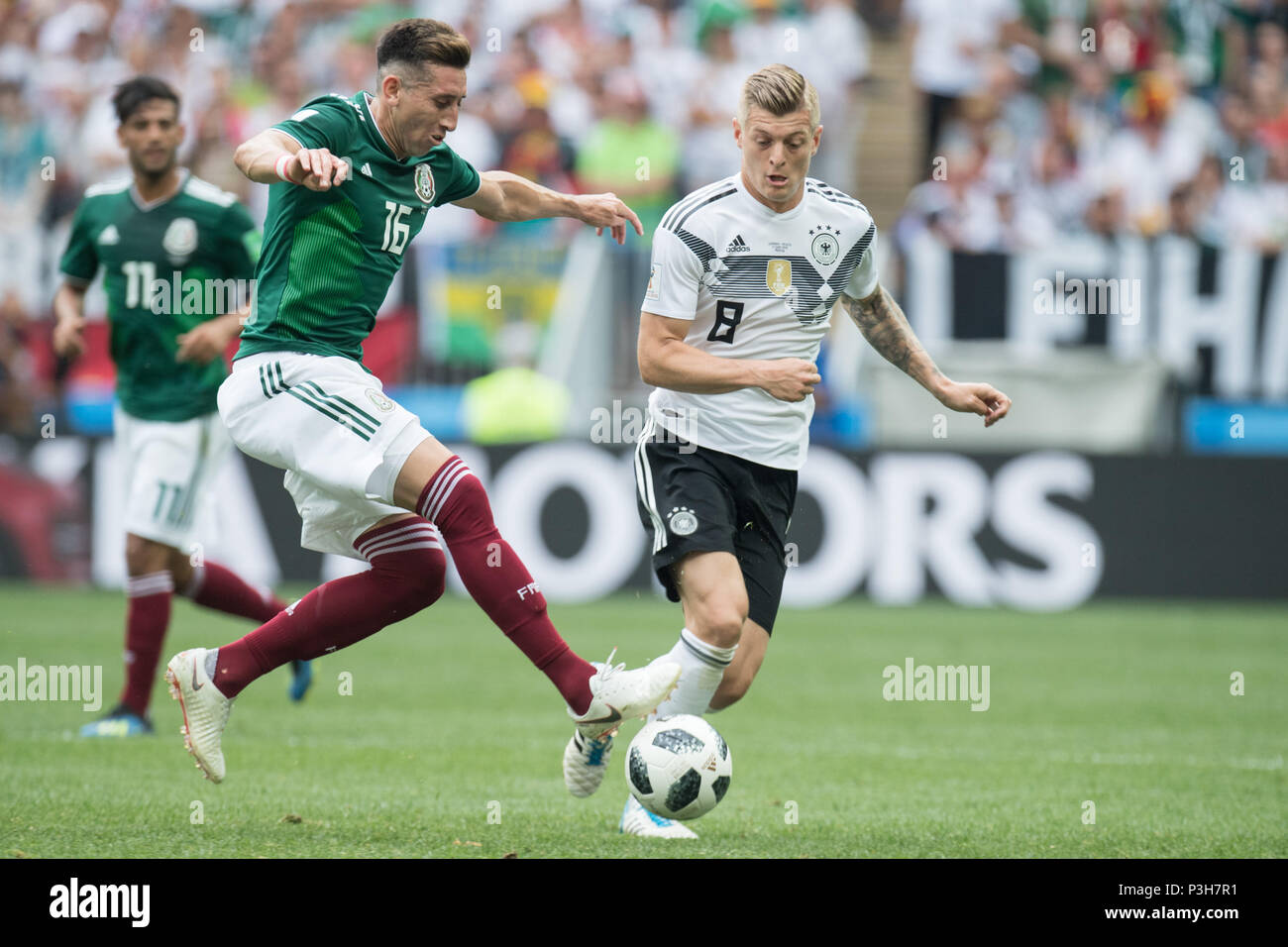 Moscow, Russland. 17th June, 2018. Hector HERRERA (left, MEX) versus Toni KROOS (GER), Action, duels, Germany (GER) - Mexico (MEX) 0: 1, Preliminary Round, Group F, Match 11, on 17.06.2018 in Moscow; Football World Cup 2018 in Russia from 14.06. - 15.07.2018. | usage worldwide Credit: dpa/Alamy Live News Stock Photo