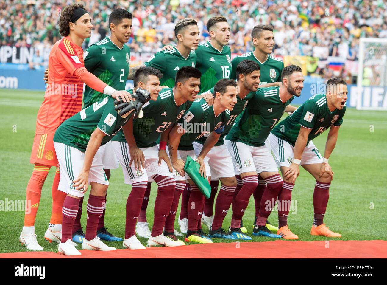 Moscow, Russland. 17th June, 2018. ORleft to right goalkeeper Jose CORONA (MEX), Hugo AYALA (MEX), Carlos SALCEDO (MEX), Hector HERRERA (MEX), Hector MORENO (MEX), uRleft to right Hirving LOZANO (MEX), Jesus GALLARDO (MEX), Andres GUARDADO (MEX), Miguel LAYUN (MEX), Javier HERNANDEZ (MEX), team photo, team picture, group picture, full figure, landscape, Germany (GER) - Mexico (MEX) 0: 1, preliminary round, group F, match 11, am 17.06.2018 in Moscow; Football World Cup 2018 in Russia from 14.06. - 15.07.2018. | usage worldwide Credit: dpa/Alamy Live News Stock Photo