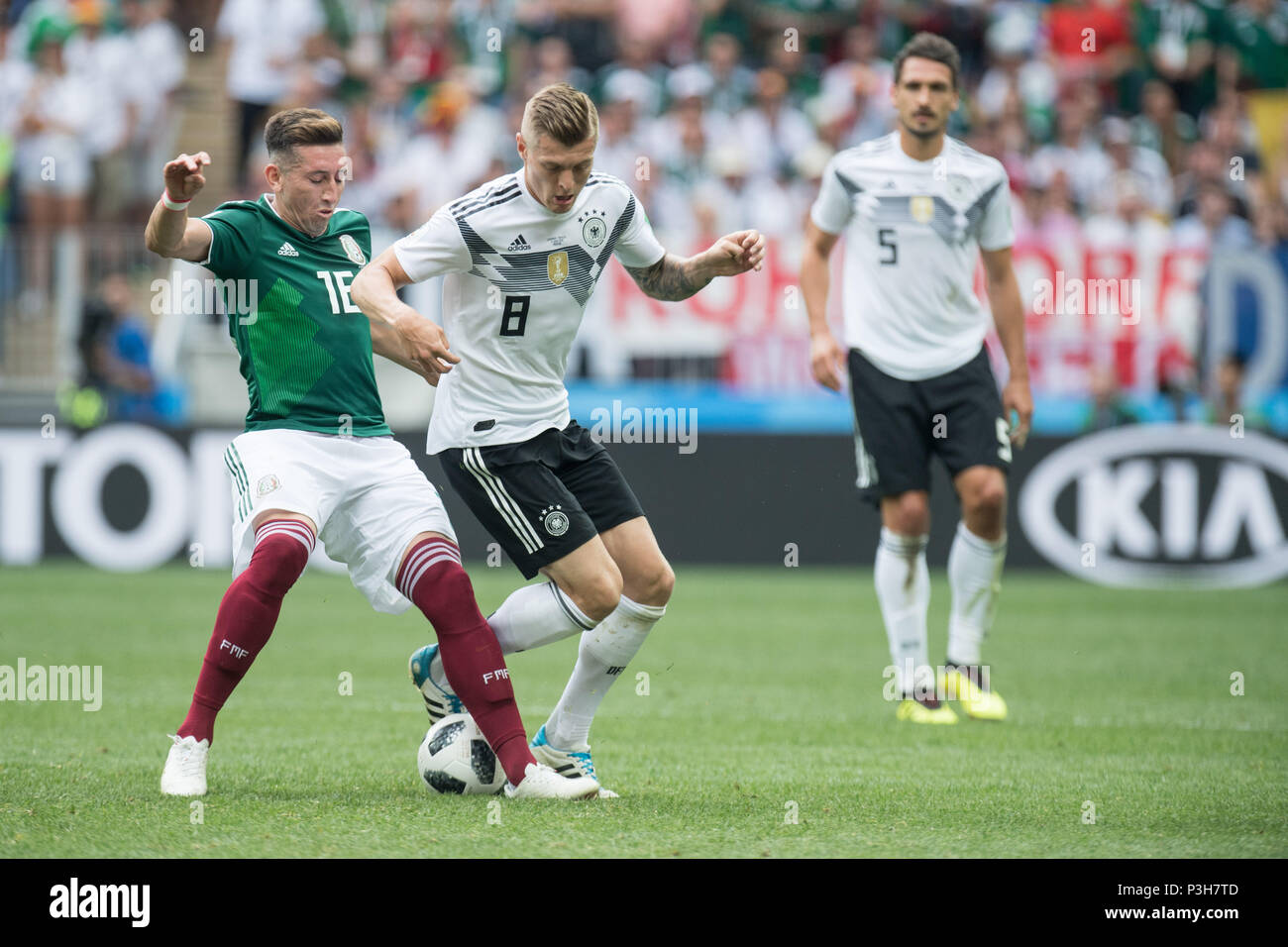 Moscow, Russland. 17th June, 2018. Hector HERRERA (left, MEX) versus Toni KROOS (GER), Action, duels, Germany (GER) - Mexico (MEX) 0: 1, Preliminary Round, Group F, Match 11, on 17.06.2018 in Moscow; Football World Cup 2018 in Russia from 14.06. - 15.07.2018. | usage worldwide Credit: dpa/Alamy Live News Stock Photo