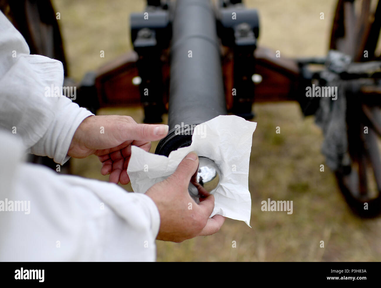 16 June 2018, Germany, Sondershausen: Uwe Setzer of the Association of German Black Powder Gunners ('Verband Deutscher Schwarzpulver Kanoniere e.V.') loading the cannon during the 4th European Championship of Light Field Artillery. During the competition, muzzle-loading cannons of calibers between 51 and 90 mm are shot, while dressed in historical costume, at targets 100 or 200 meters away. Photo: Britta Pedersen/dpa Stock Photo
