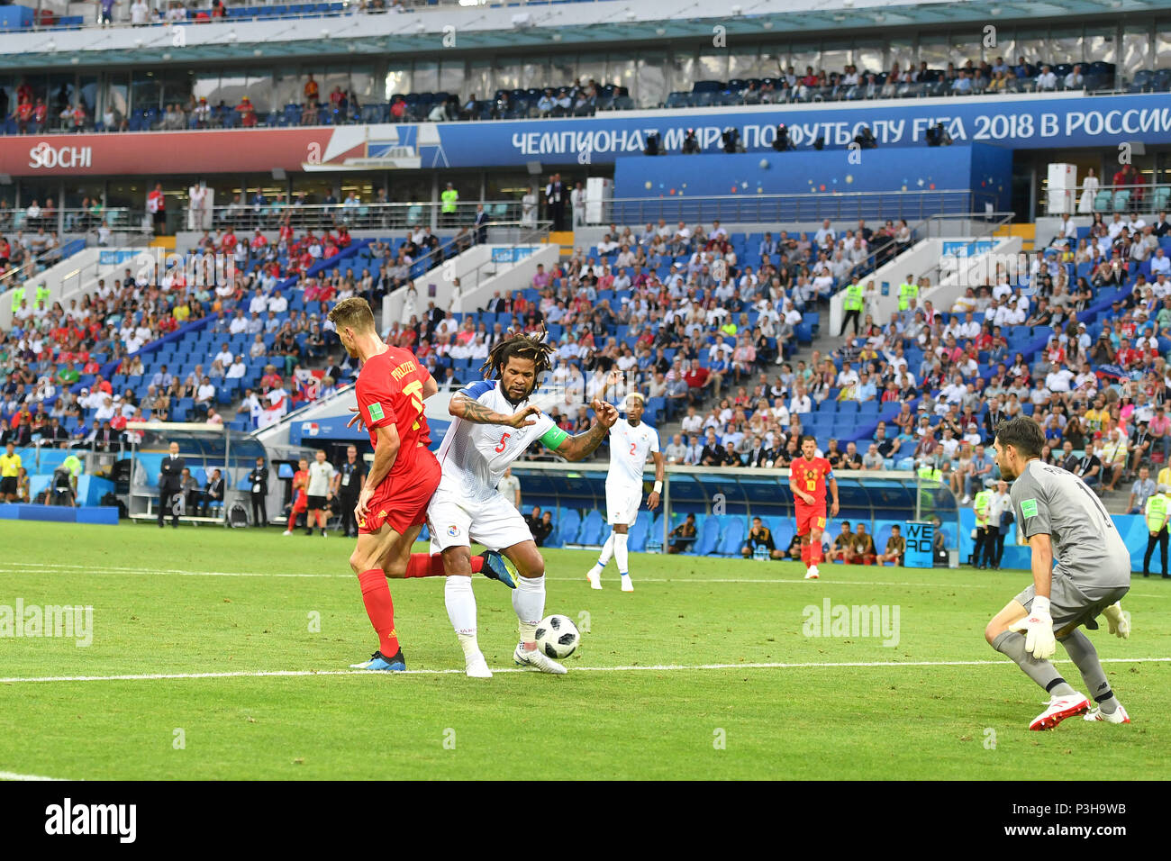Sochi, Russland. 18th June, 2018. Thomas MEUNIER (BEL) tries to score with the hoe. Action, duels versus Roman TORRES (PAN), re: goalkeeper Jaime PENEDO (PAN). Box scene backheel. Belgium (BEL) - Panama (PAN) 3-0, Preliminary Round, Group G, Game 13, on 18.06.2018 in SOCHI, Fisht Olymipic Stadium. Football World Cup 2018 in Russia from 14.06. - 15.07.2018. | usage worldwide Credit: dpa/Alamy Live News Stock Photo