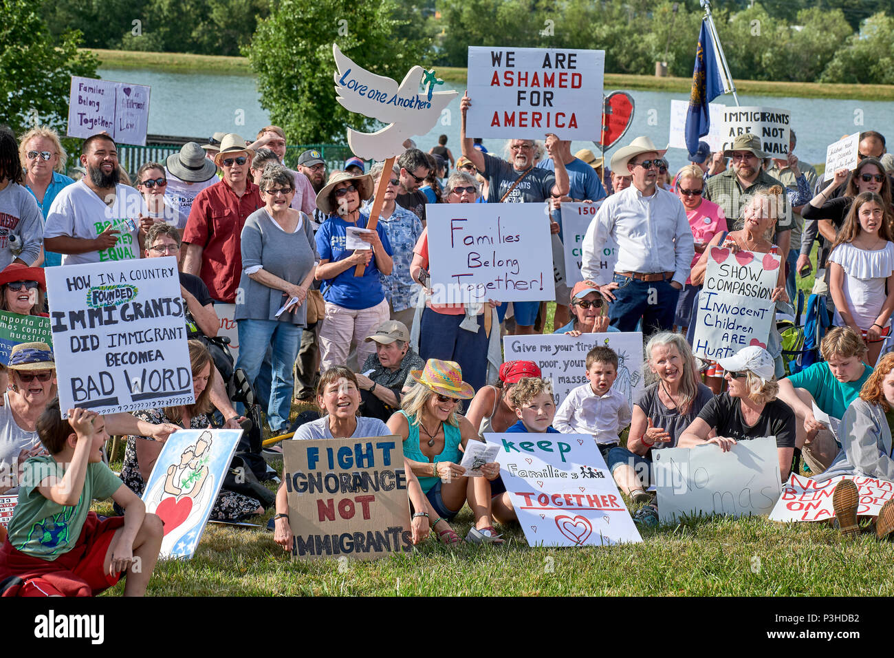 Sheridan, Oregon, USA. 18 June, 2018. People demonstrate against the Trump administration policy of separating children from their parents at the US-Mexico border during a vigil outside a federal detention center in Sheridan, Oregon, USA. Credit: Paul Jeffrey/Alamy Live News Stock Photo