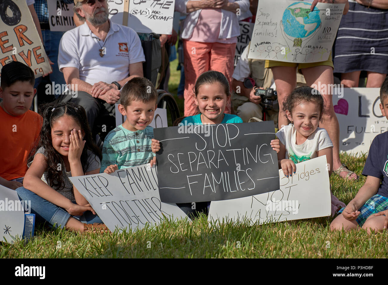 Sheridan, Oregon, USA. 18 June, 2018. Children are among people who demonstrate against the Trump administration policy of separating children from their parents at the US-Mexico border during a vigil outside a federal detention center in Sheridan, Oregon, USA. Credit: Paul Jeffrey/Alamy Live News Stock Photo