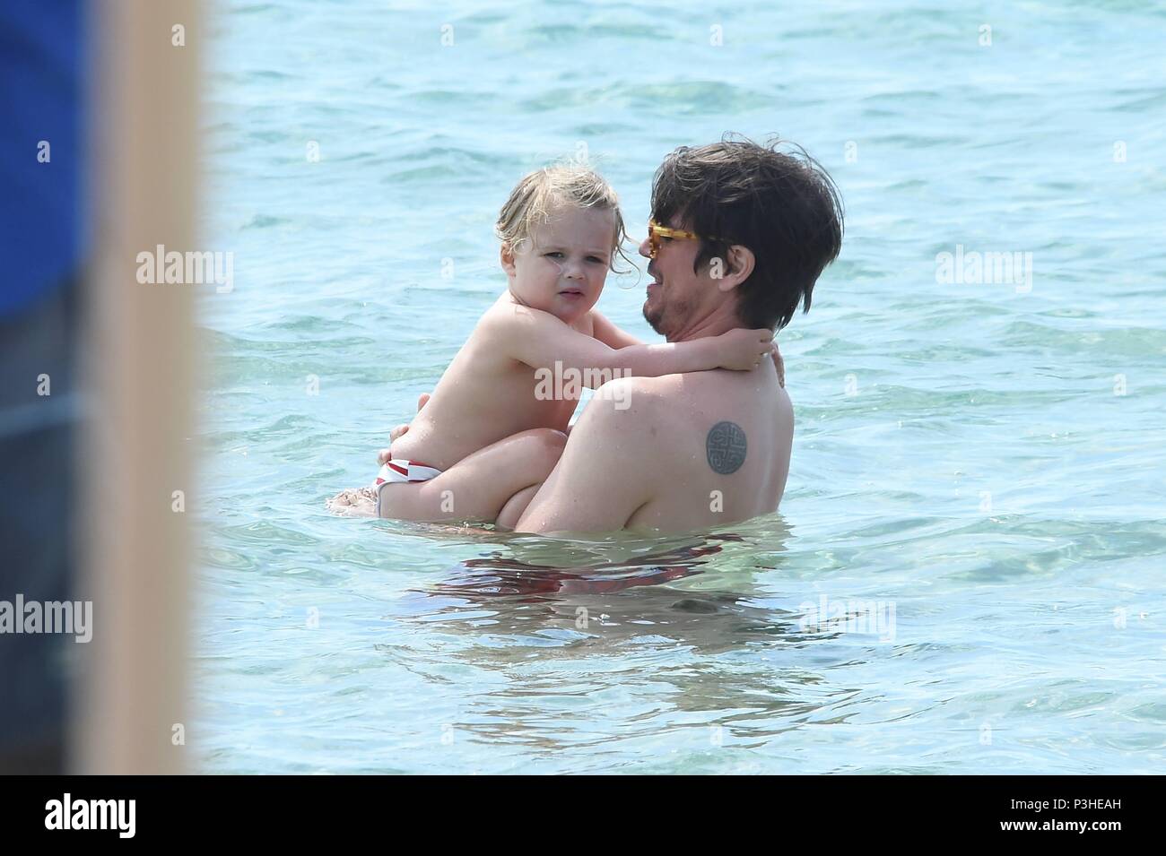 Chaff, Italy. 18th June, 2018. Pula: Josh Hartnett with wife and daughters.  In the picture: Josh Hartnett and Tamsin Egerton go shopping and then go to  the beach Credit: Independent Photo Agency/Alamy