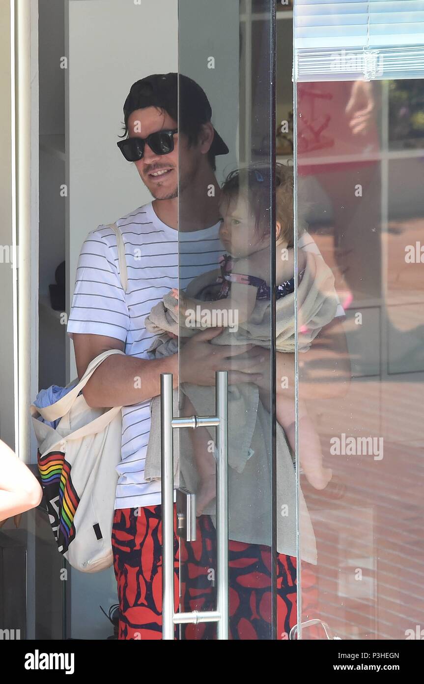 Chaff, Italy. 18th June, 2018. Pula: Josh Hartnett with wife and daughters. In the picture: Josh Hartnett and Tamsin Egerton go shopping and then go to the beach Credit: Independent Photo Agency/Alamy Live News Stock Photo
